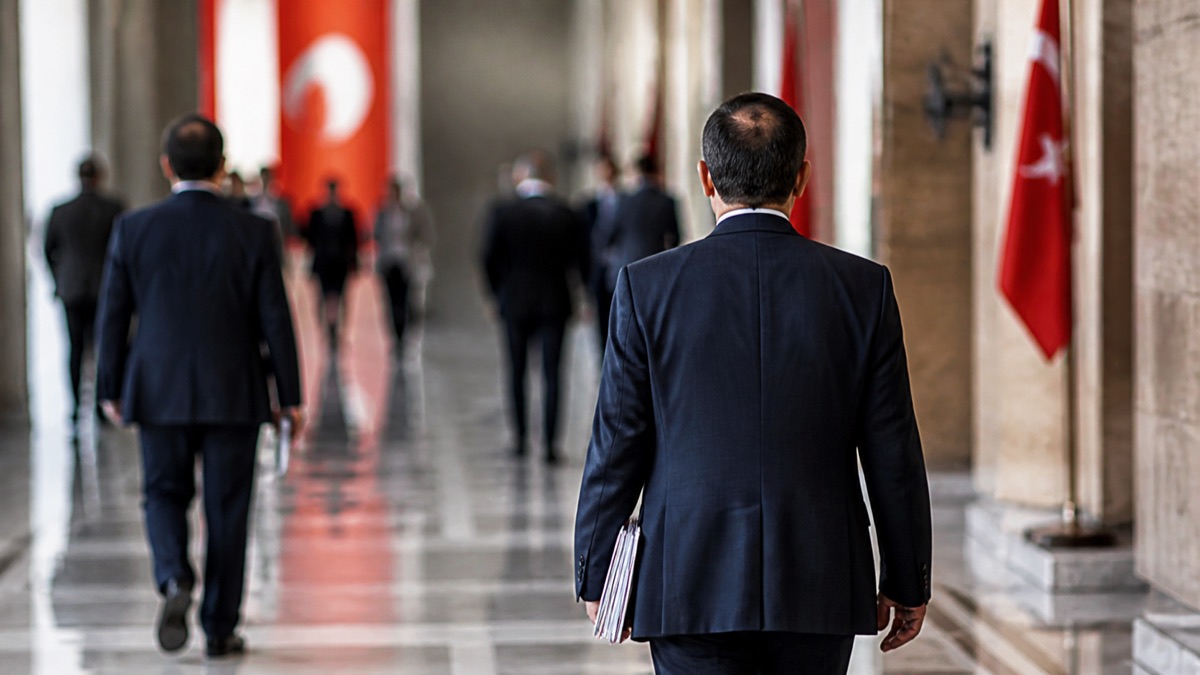 Yanına çağırdığı tilkiyi peynirle besledi